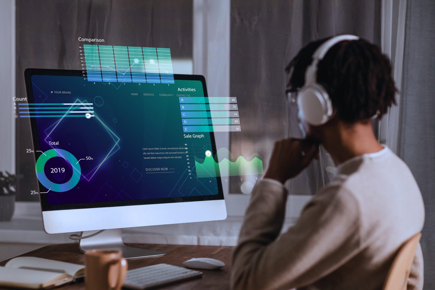 Tim Hanel Universal Asia bekerja dengan dashboard analitik